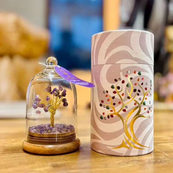 Dôme de verre avec petit arbre d'améthyste sur socle en bois