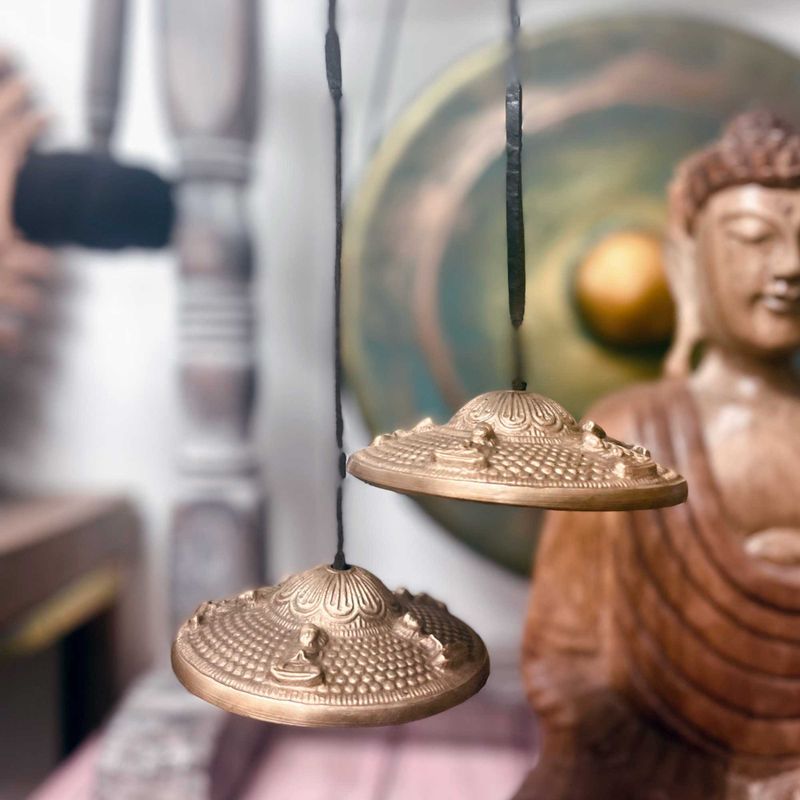 Grandes cymbales tingsha reliées par leur cordon