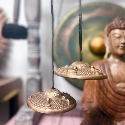 Grandes cymbales tingsha reliées par leur cordon