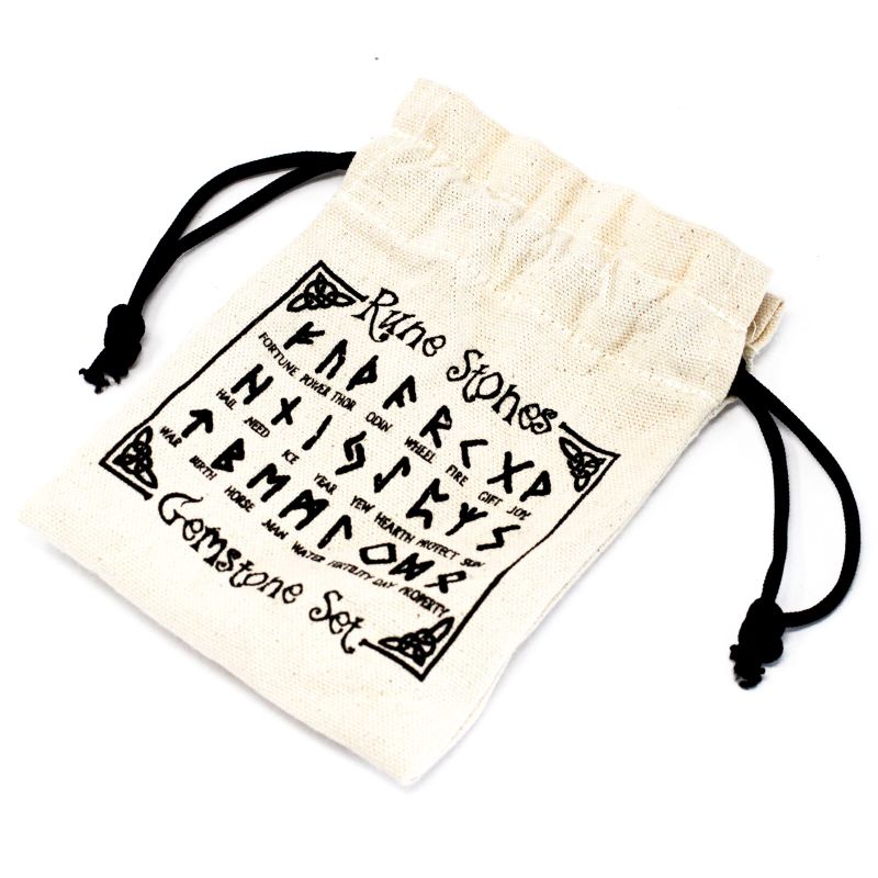 Pochette en coton imprimée des 24 runes du futhark et de leur nom, fournie avec le jeu