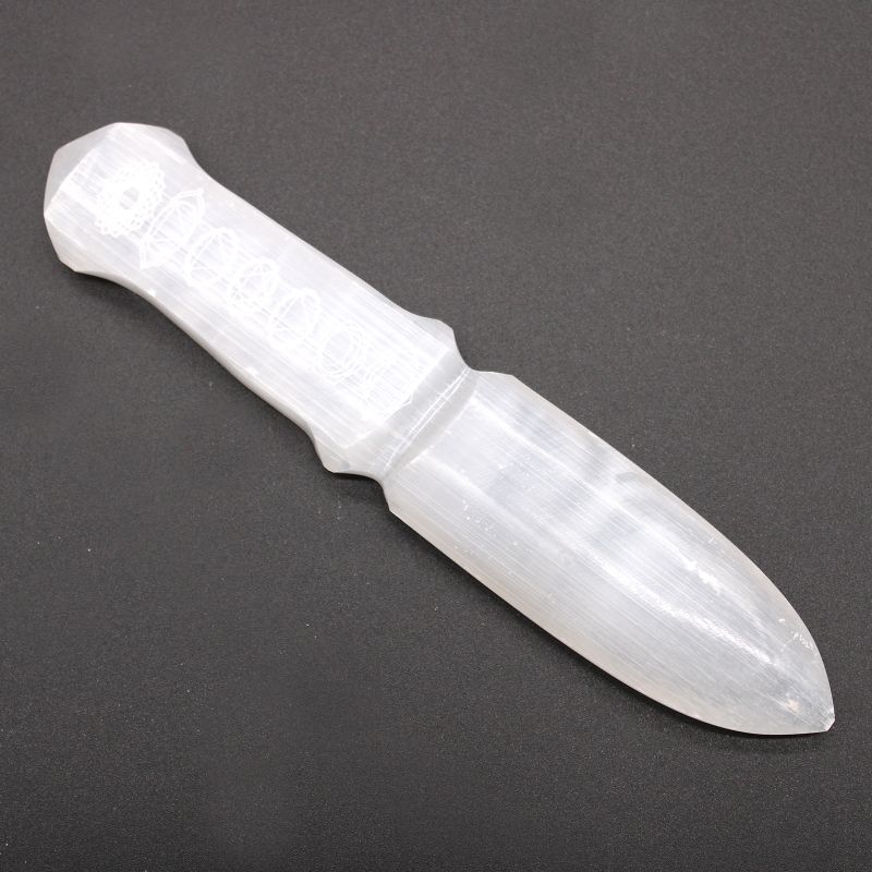 Couteau de rituel en sélénite gravé des sept chakras