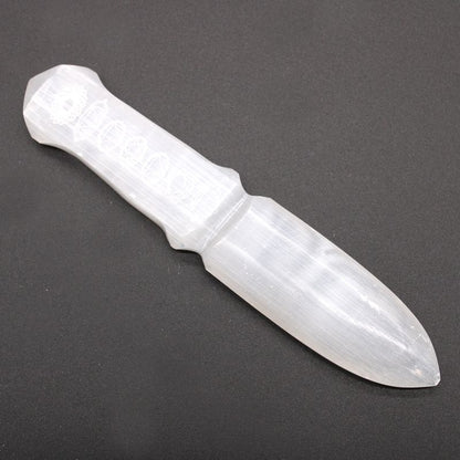 Couteau de rituel en sélénite gravé des sept chakras