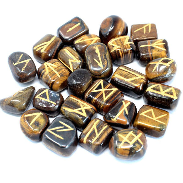 Jeu de 25 runes gravées en œil de tigre brun doré aux bandes chatoyantes, avec leur pochette