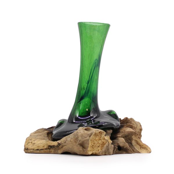 Soliflore élancé en verre vert foncé recyclé, coulé sur une racine de bois sombre