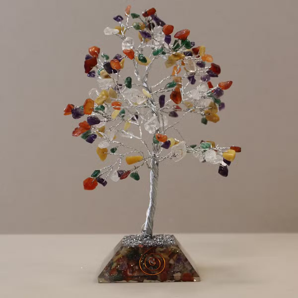 Arbre de gemmes multicolores sur orgonite, 160 pierres