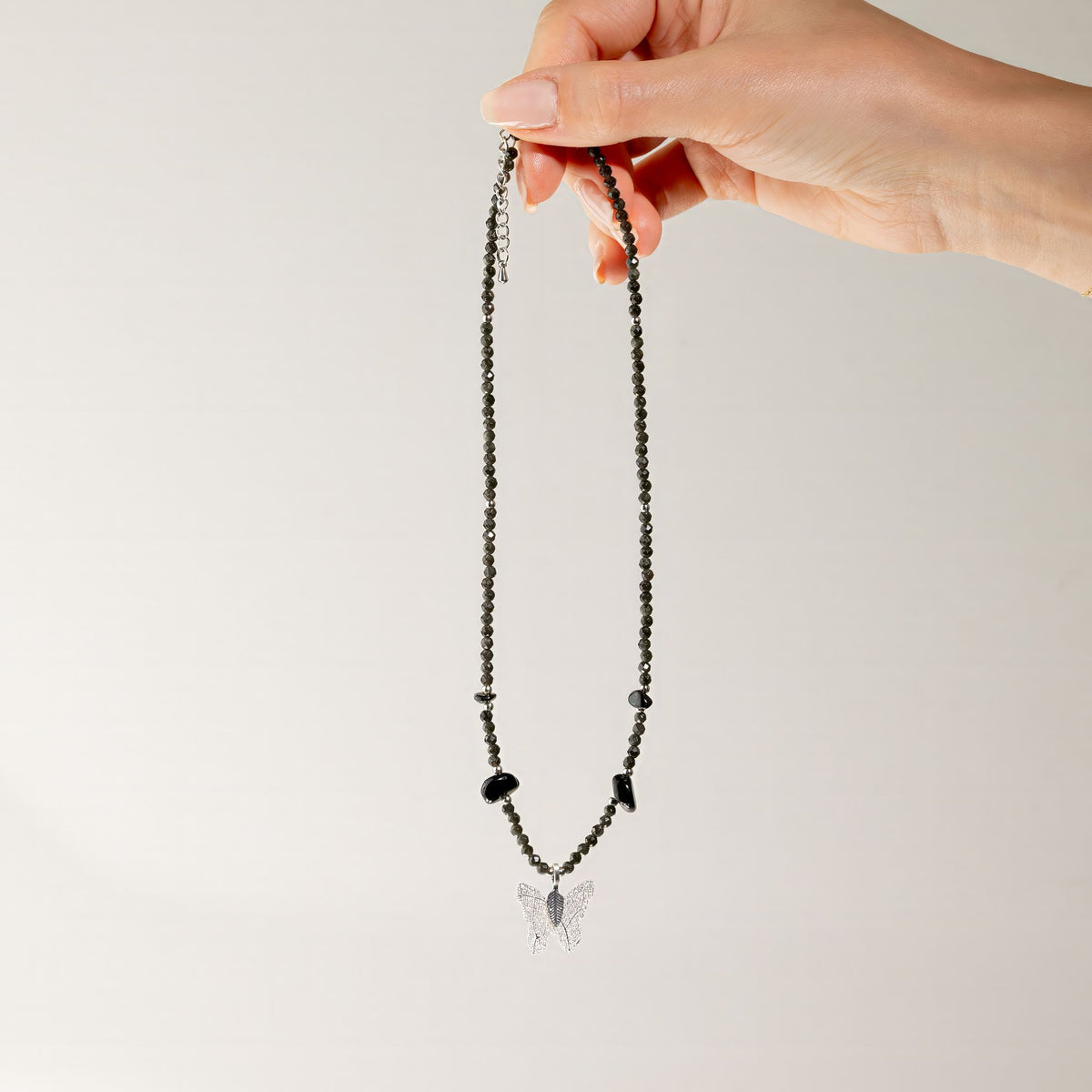 Collier Obsidienne Noire – Pendentif Papillon en Véritable Feuille