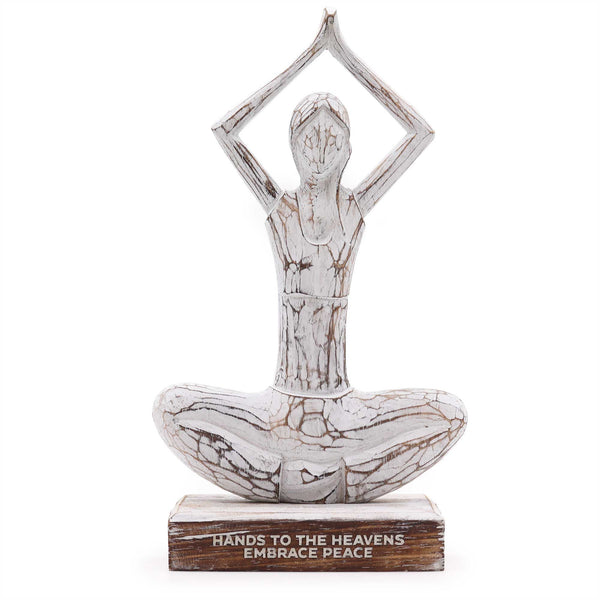 Statuette de yoga en bois blanchi, assise bras levés et mains jointes au-dessus de la tête