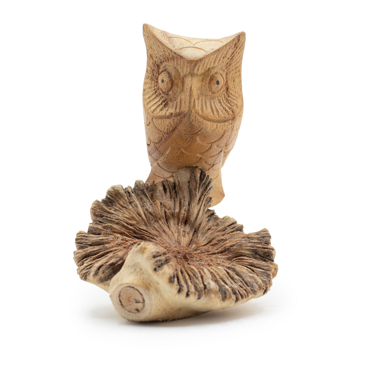 Sculpture de chouette en bois parasite balinais, taillée à la main