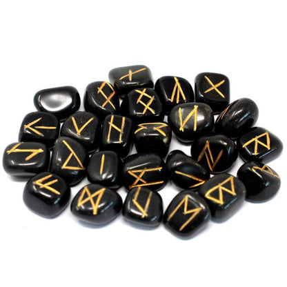 Jeu de 25 runes gravées en agate noire polie, gravure claire très contrastée, avec leur pochette