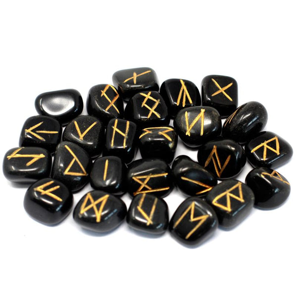 Jeu de 25 runes gravées en agate noire polie, gravure claire très contrastée, avec leur pochette