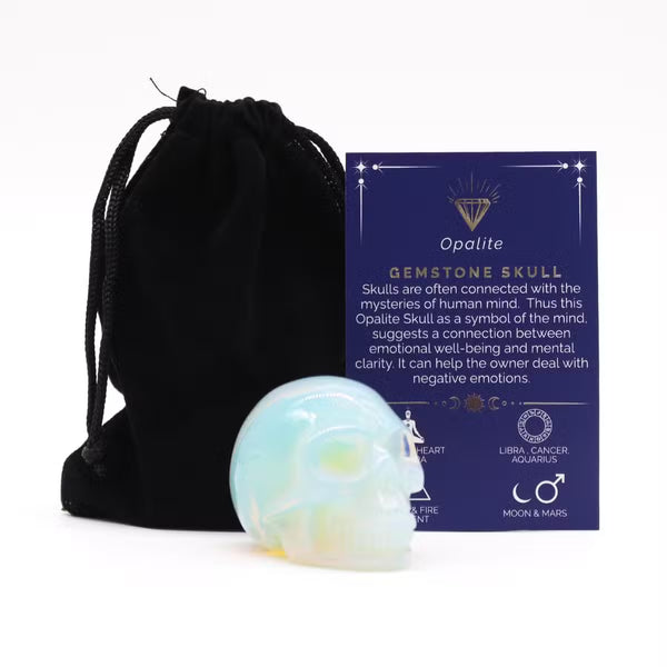 Crâne sculpté en opalite avec pochette et carte, 5 cm