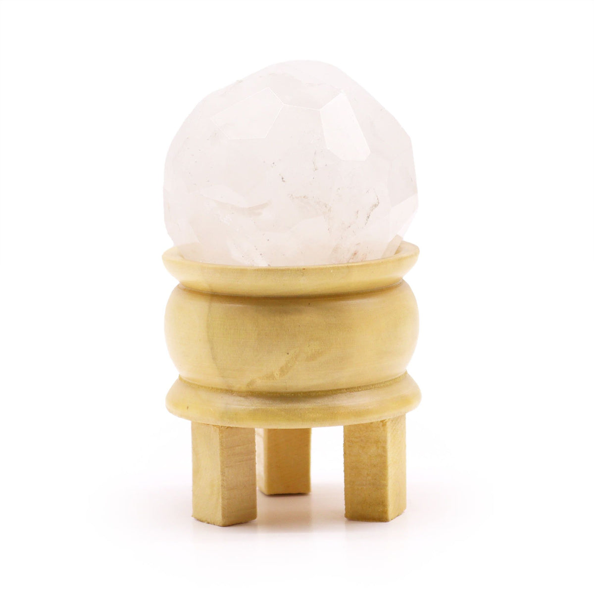 Boule de cristal de roche taillée à facettes sur son socle en bois