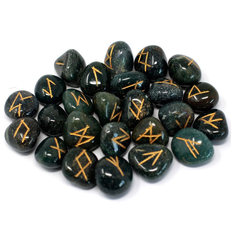 Jeu de 25 runes gravées en héliotrope vert foncé moucheté de rouge, avec leur pochette