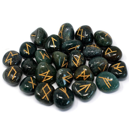 Jeu de 25 runes gravées en héliotrope vert foncé moucheté de rouge, avec leur pochette