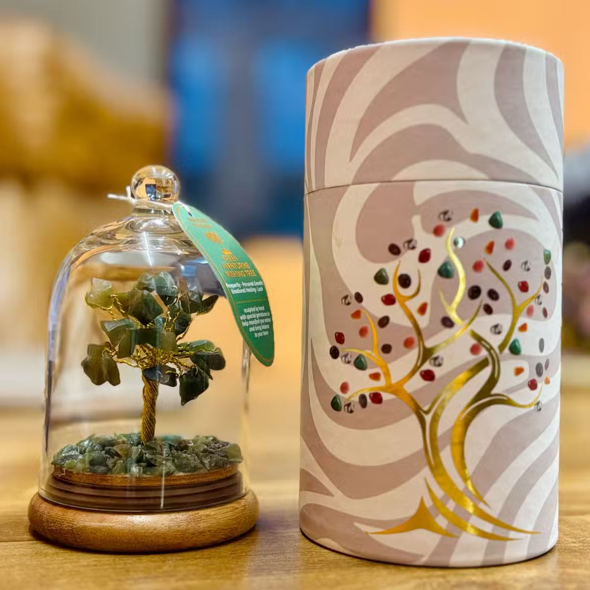Dôme de verre avec petit arbre d'aventurine verte sur socle en bois