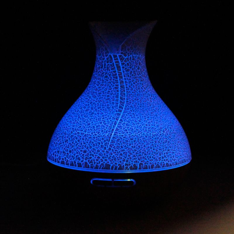 Le même vase allumé dans le noir : la lumière bleue sort par chacune des craquelures de l'émail