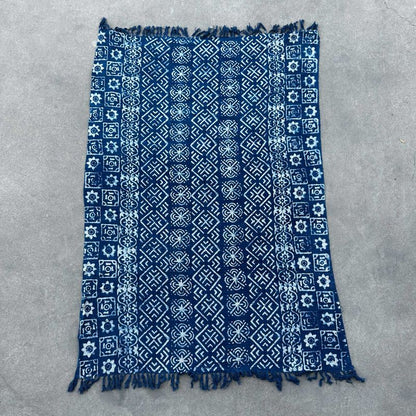 Détail des rayures irrégulières sur coton indigo