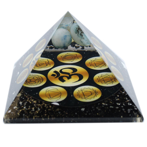 Grande pyramide en orgonite noire avec Om et pierres des chakras, 90 mm