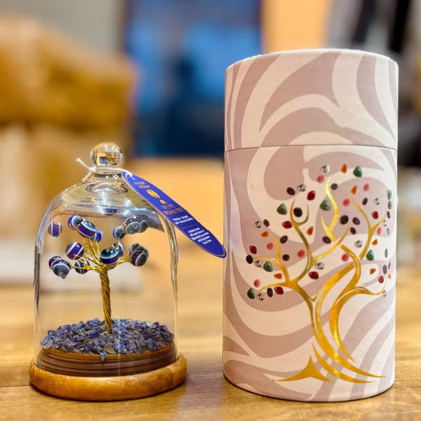 Dôme de verre avec arbre à œils turcs sur lit de lapis-lazuli