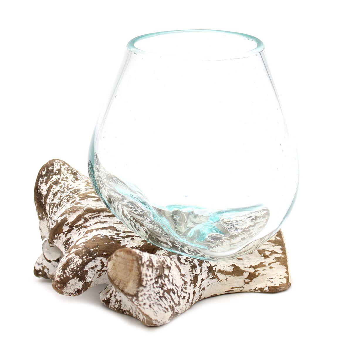 Sphère de verre soufflé inclinée sur une racine de bois blanchie à la chaux, petit format