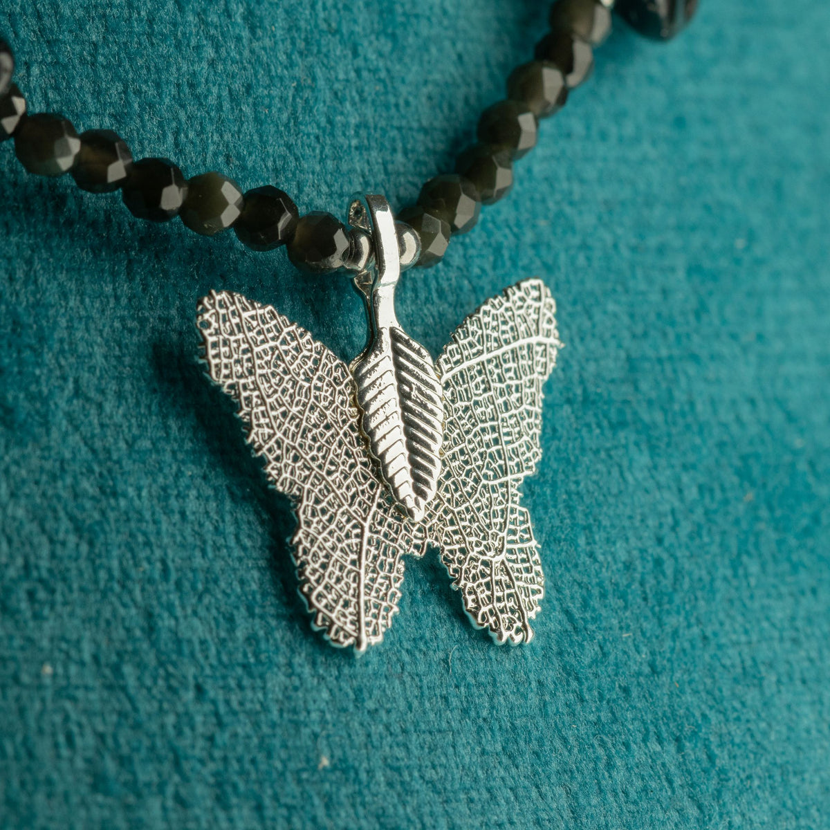 Collier Obsidienne Noire – Pendentif Papillon en Véritable Feuille