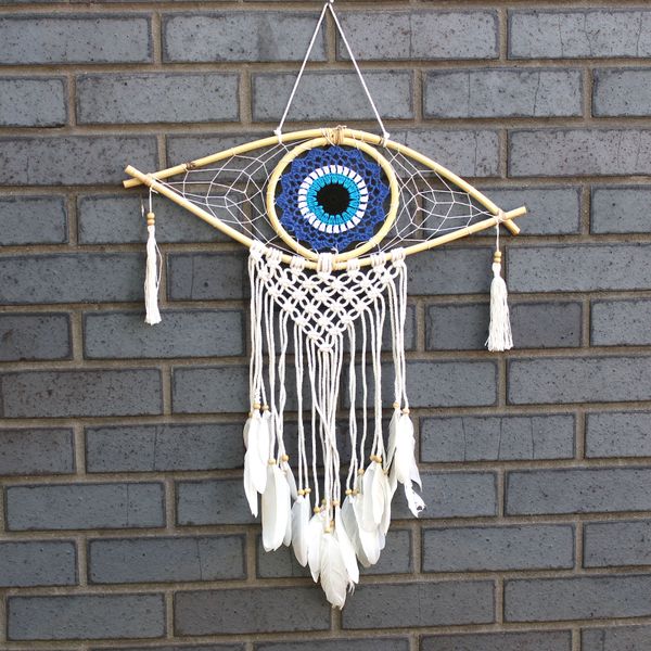 Attrape-rêves en macramé de 60 cm de haut, œil crocheté bleu et blanc, longue chute de macramé et plumes blanches