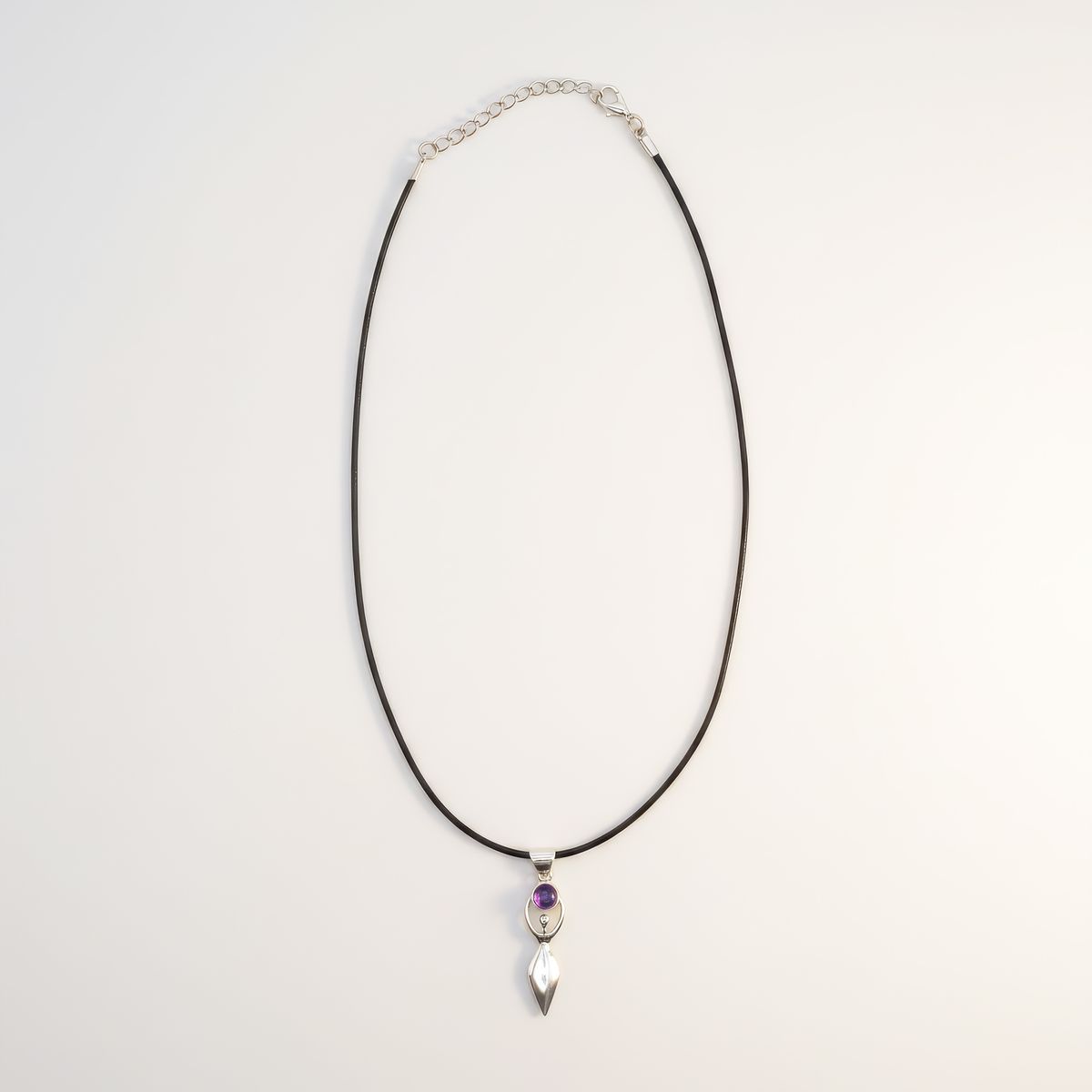 Pendentif silhouette de déesse en métal argenté avec améthyste, sur cordon noir