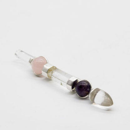 Détail de la sphère de quartz rose à l'autre extrémité de la baguette