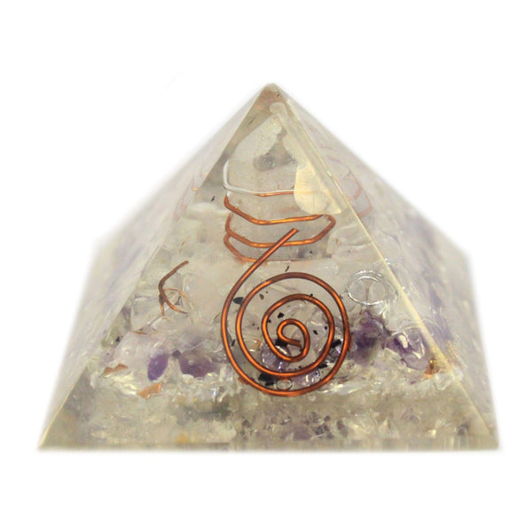 Petite pyramide en orgonite de 55 mm avec éclats de pierres et cuivre