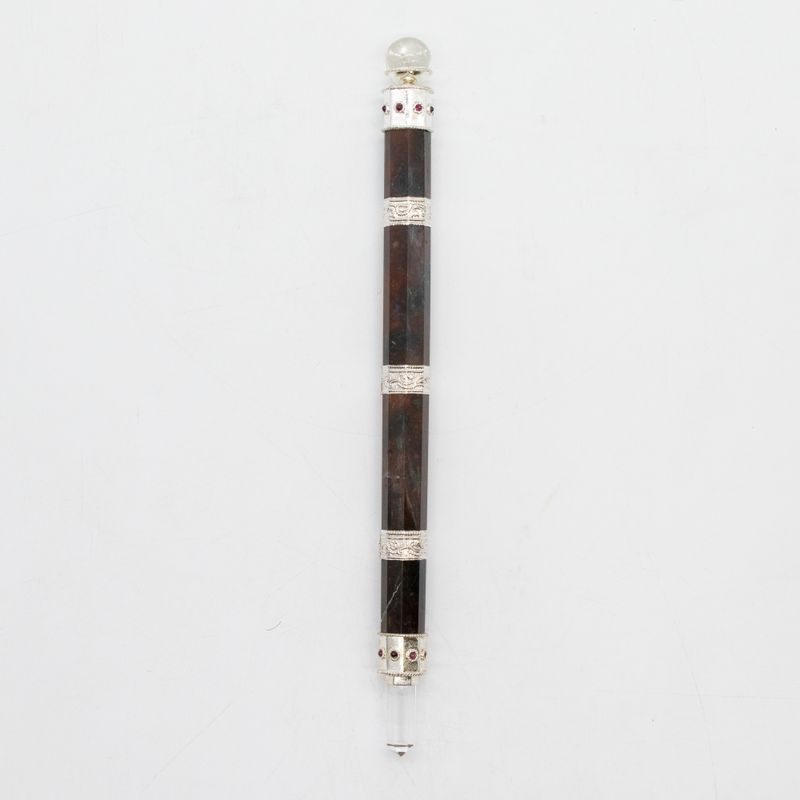 Détail de la boule de cristal montée en tête de la baguette