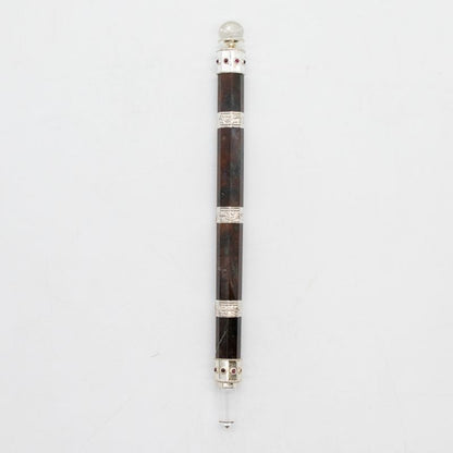 Détail de la boule de cristal montée en tête de la baguette