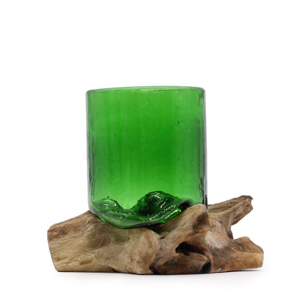 Gobelet cylindrique en verre vert recyclé coulé sur une racine de bois brute