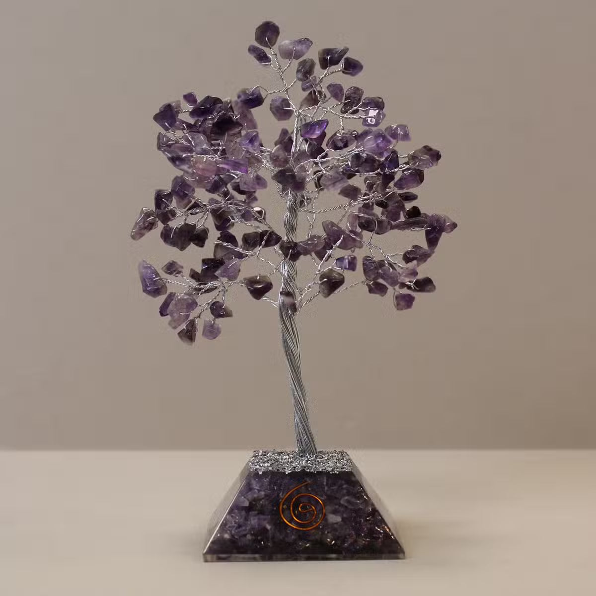 Arbre de gemmes en améthyste sur orgonite, 160 pierres