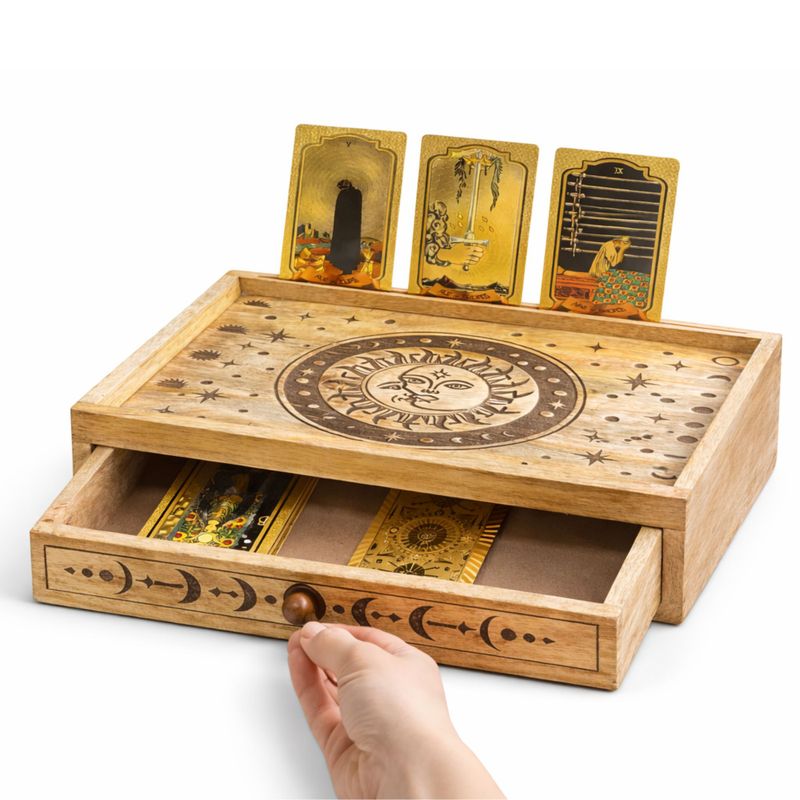 Détail des gravures soleil et lune sur le coffret