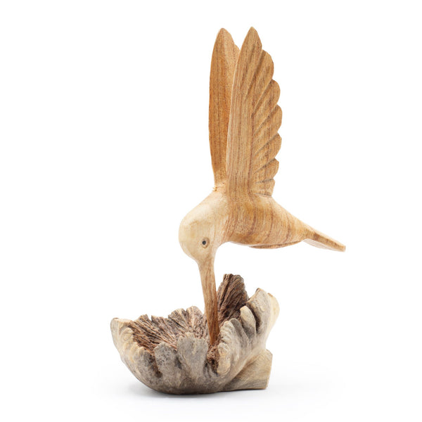 Sculpture de colibri butinant une fleur, bois parasite balinais