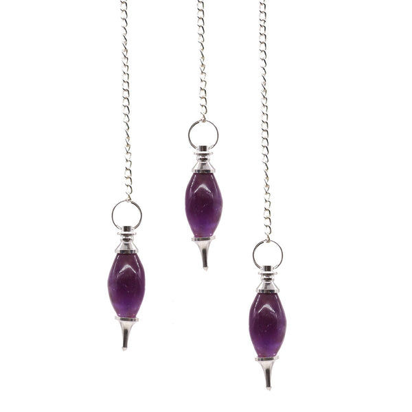 Trois pendules fuseau en améthyste violette, embouts et chaîne argentés, sur fond blanc