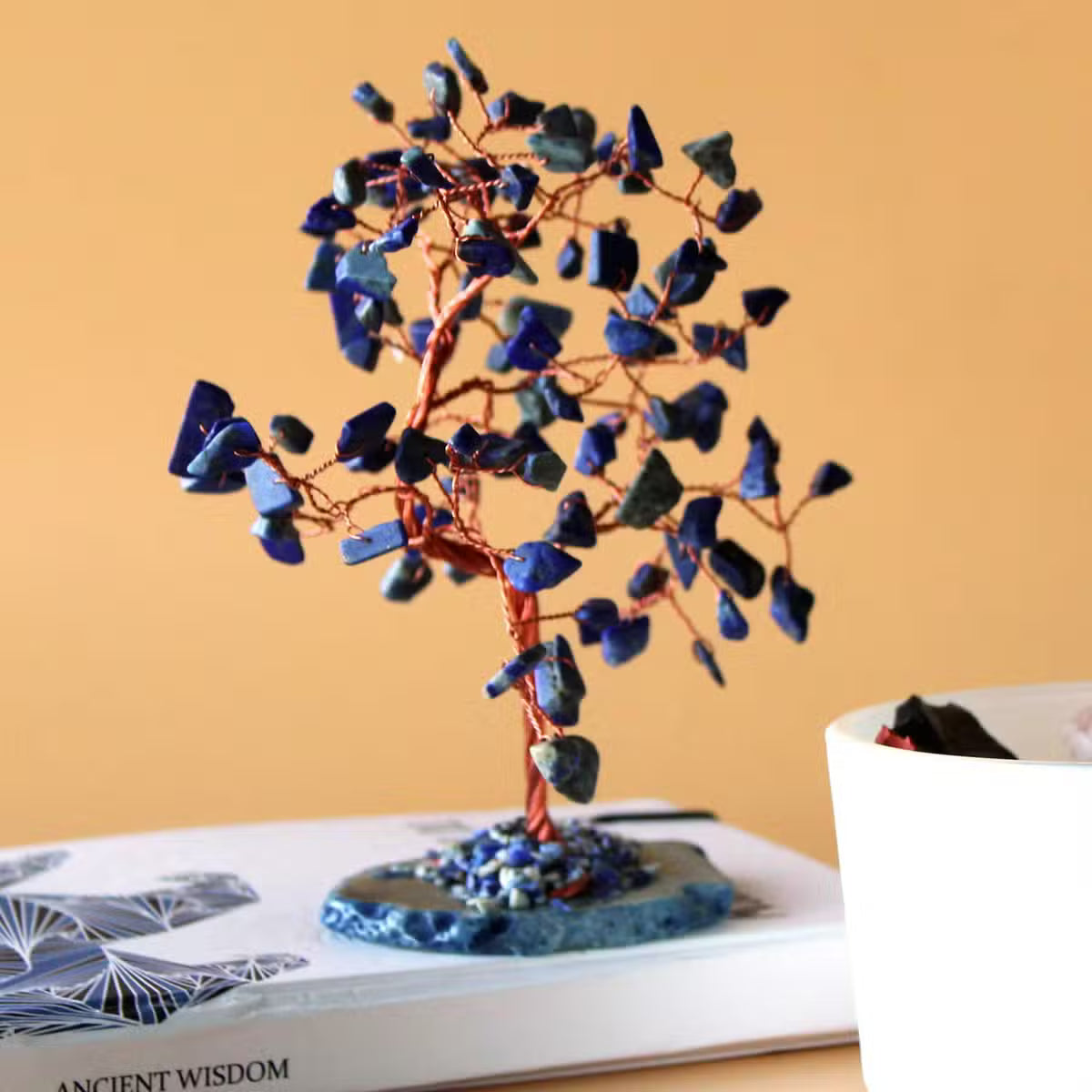Grand arbre de sodalite sur socle d'agate bleue, 100 pierres