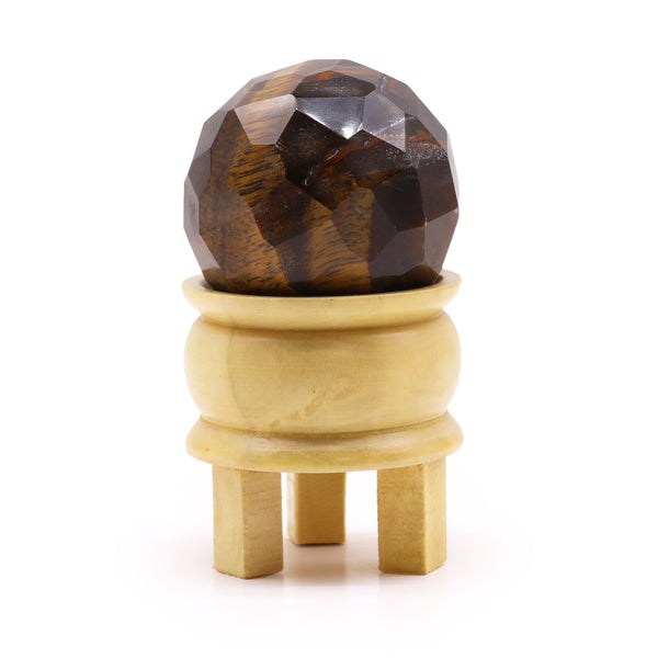 Boule d'œil de tigre taillée à facettes sur son socle en bois