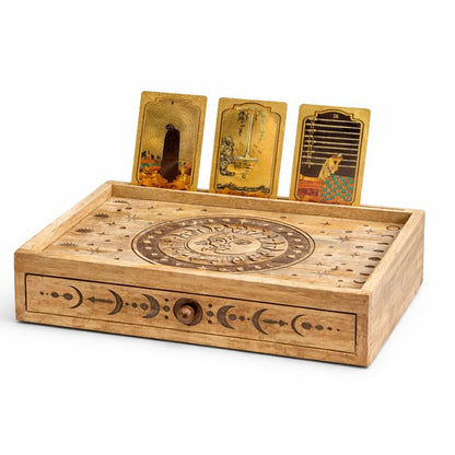 Coffret de tirage avec porte-cartes intégré et carte de tarot posée