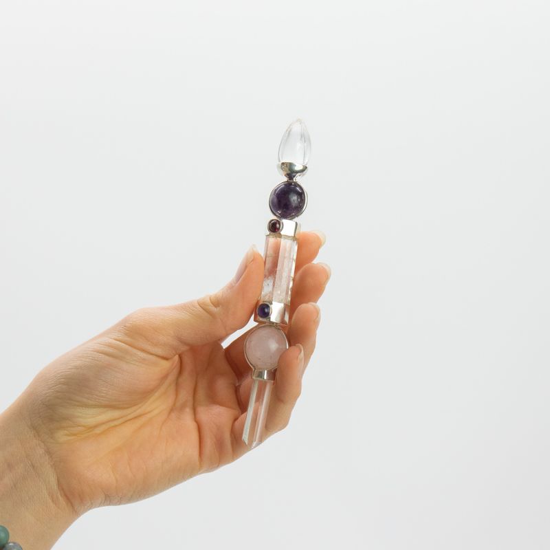 Détail de la sphère d'améthyste montée sur la tige de quartz