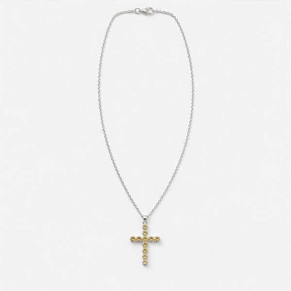 Pendentif croix en métal argenté serti de petites citrines dorées, sur chaîne fine