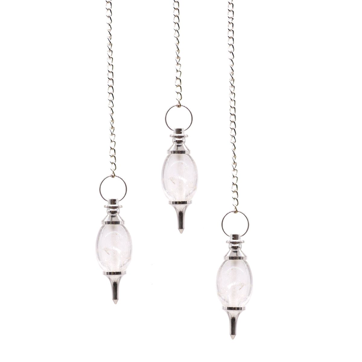 Trois pendules fuseau en cristal de roche translucide, embouts et chaîne argentés, sur fond blanc