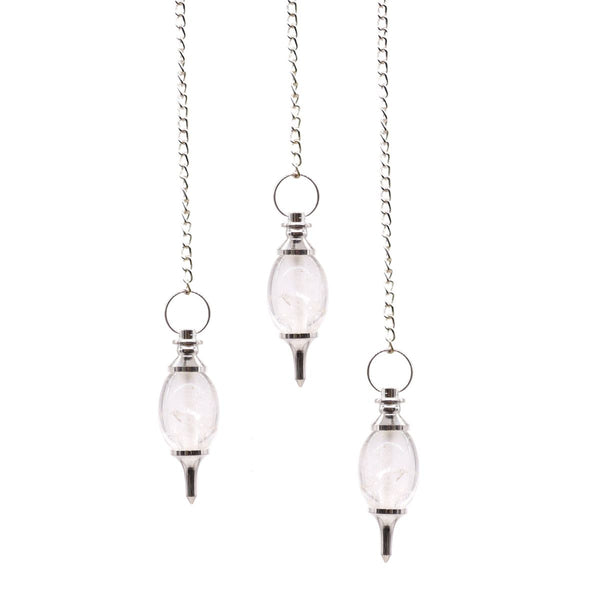 Trois pendules fuseau en cristal de roche translucide, embouts et chaîne argentés, sur fond blanc