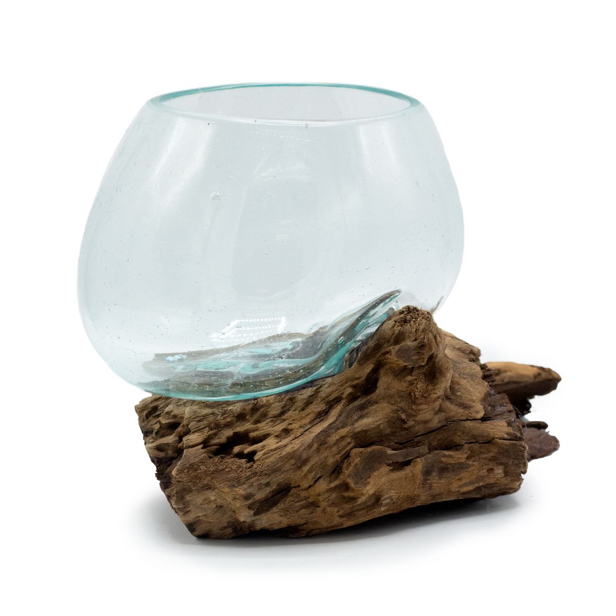 Sphère de verre soufflé ouverte et inclinée, coulée sur une racine de bois claire, format moyen