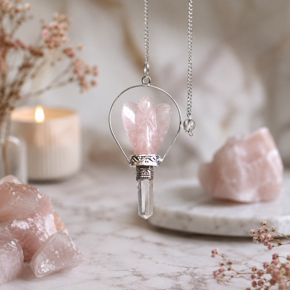 Détail de la silhouette d'ange en quartz rose translucide