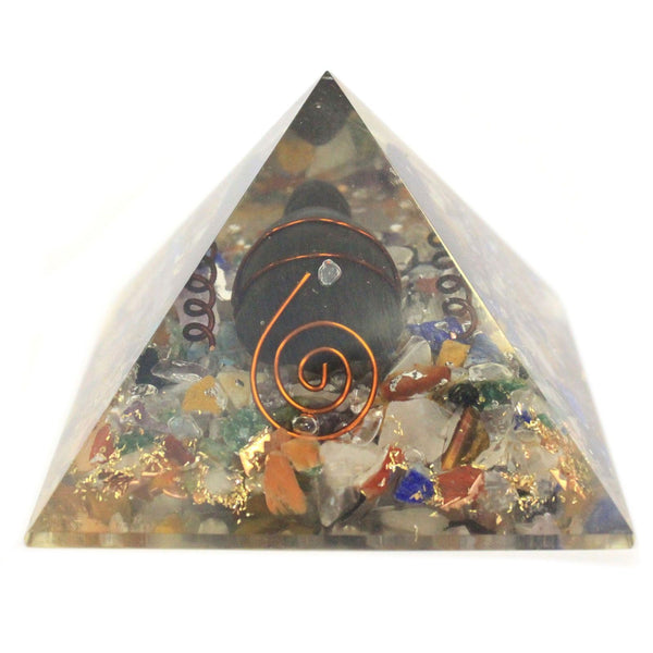 Pyramide en orgonite avec tortue métallique prise dans la résine, 60 mm