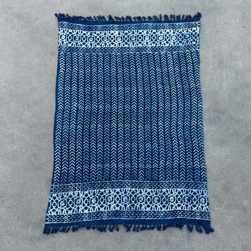Détail du motif de flèches sur coton indigo