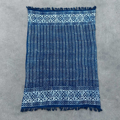Détail du motif de flèches sur coton indigo