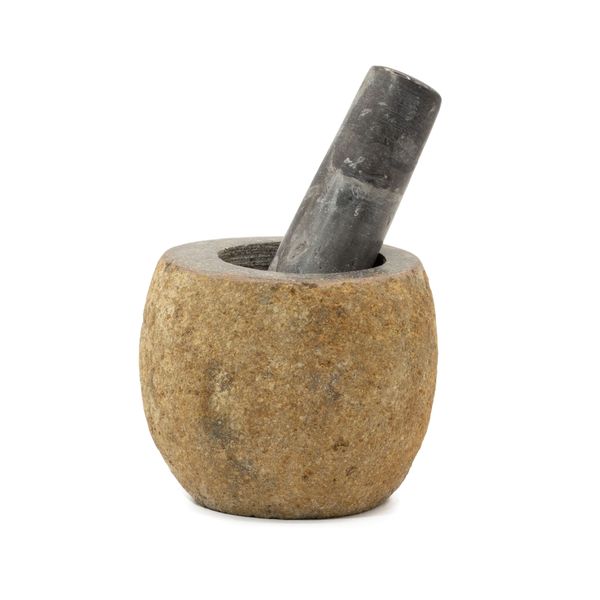 Petit mortier taillé dans un galet de rivière ocre, surface extérieure brute et cuve polie, avec son pilon en pierre
