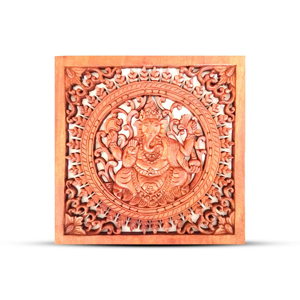 Panneau mural carré 40 x 40 cm en bois de suar : Ganesh assis dans un médaillon perlé, écoinçons ajourés